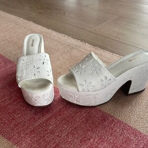 Larroude White Linen Daisy  Floral Platform Mules